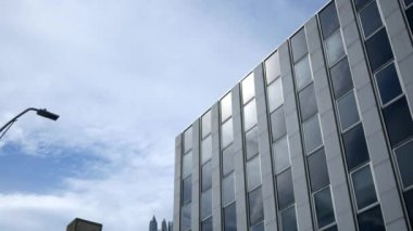 Yaz gününde bir krom gri ofis kurulması bir dış çekim