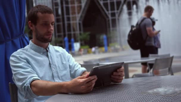 Ein Junger Mann Der Stadt Führt Ein Video Vorstellungsgespräch Über — Stockvideo