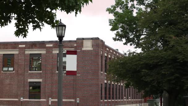 Colpo Che Stabilisce Edificio Universitario Con Banner Generico Pennarello Del — Video Stock