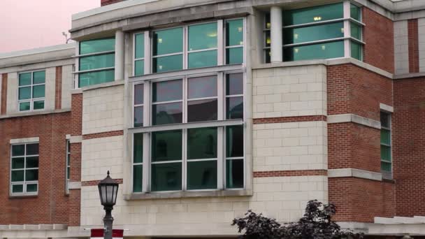 Una Toma Fondo Moderno Edificio Estilo Biblioteca Tarde Verano — Vídeos de Stock