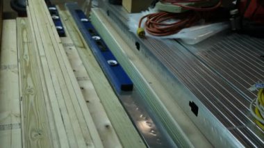 Bitmiş Bodrum katında duvar çerçeveleme için ahşap 2 X 4 plakalar üzerinden kamera tava