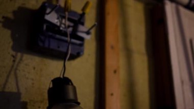 Kamera tava aşağı yüklenici elektrik kurulumunda karaladım