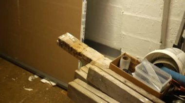 İş yerinde bir el arabası yüklenici malzemeleri aşağı kamera tava