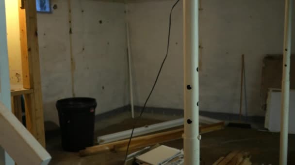 改造の状態で未完成の地階でカメラのパン — ストック動画