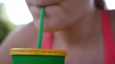 Kadın bir lokanta soda içecek bir yudum alarak yakın çekim