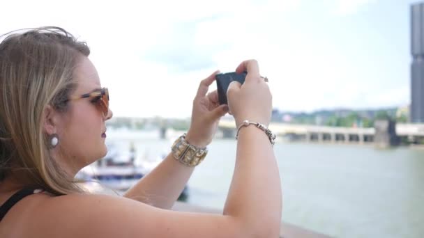 Linda Morena Turística Filmes Uma Cidade Com Seu Smartphone Alt — Vídeo de Stock