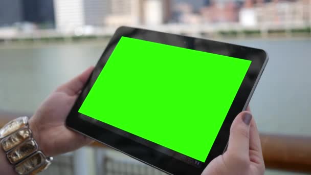 Primo Piano Del Tablet Schermo Verde Tenuto Donna Alla Moda — Video Stock