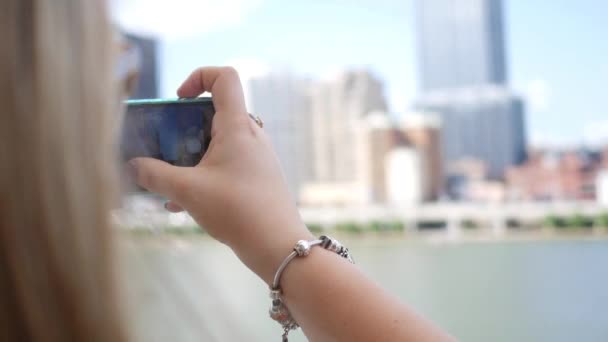 Hermosa Morena Turista Filma Una Ciudad Con Smartphone — Vídeo de stock