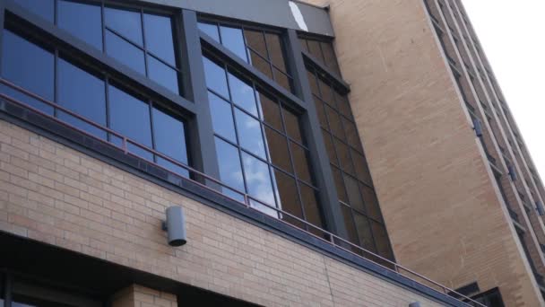 Ventanas Vidrio Moderno Contra Edificio Corporativo Bronceado Estableciendo Tiro — Vídeos de Stock