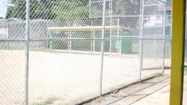 Cámara Sartenes Través Pequeña Liga Béisbol Vacío Dugout — Vídeo de stock