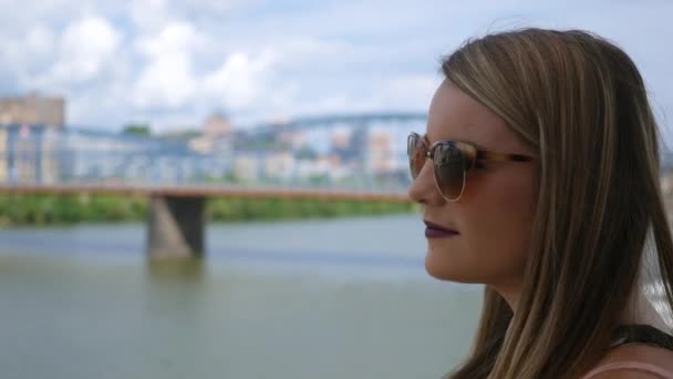 Mulher Bonito Olha Para Seu Futuro Uma Nova Cidade Sorri — Vídeo de Stock