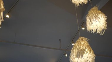 Modern özellikler ve parça aydınlatma - atış dolgu ile çağdaş tavan serin