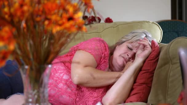 Uma Mulher Caucasiana Tem Pesadelo Enquanto Dorme Sofá — Vídeo de Stock