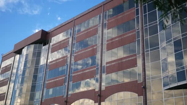 Timelapse Las Nubes Pasan Lentamente Sobre Edificio Oficinas Contemporáneo — Vídeos de Stock