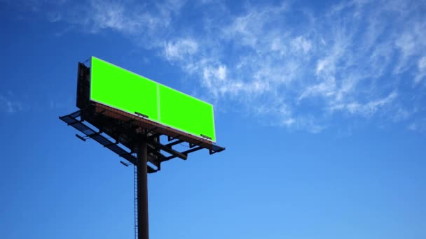 Painel Duplo Tela Verde Contra Céu Azul Pano Fundo — Vídeo de Stock