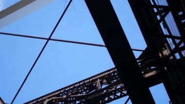 Paslı metal eski köprü biçim altında altında yatay kaydırma