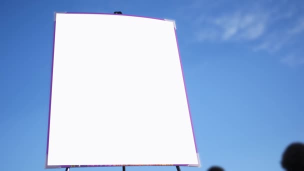 外部事件附近画架上的白色空白通用标志 — 图库视频影像