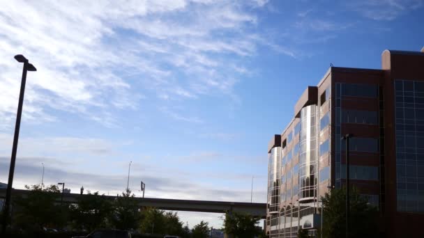 Vroege Ochtend Pendelen Schot Een Grote Stad Buurt Van Viaduct — Stockvideo