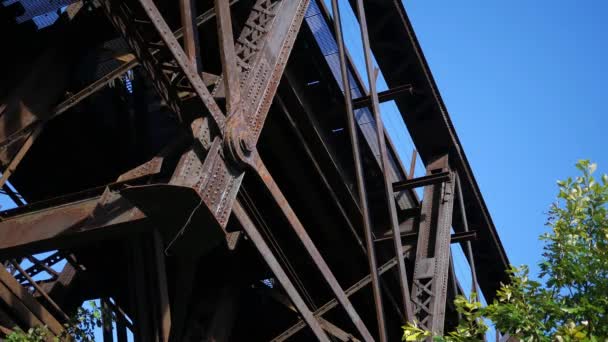 Een Vaststelling Van Shot Van Een Roestige Stalen Spoorweg Viaduct — Stockvideo