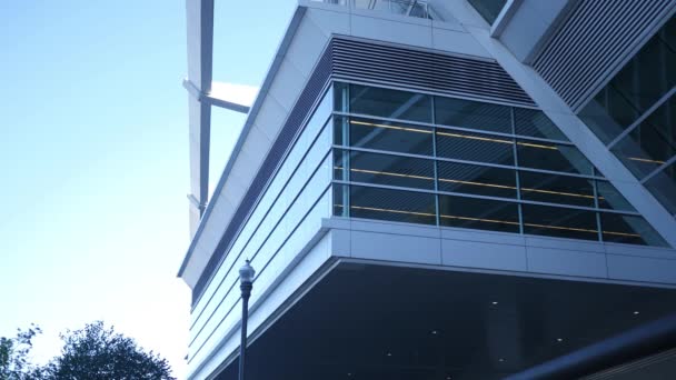 Moderno Edificio Oficinas Blancas Zona Conferencias Como Desde Exterior — Vídeo de stock