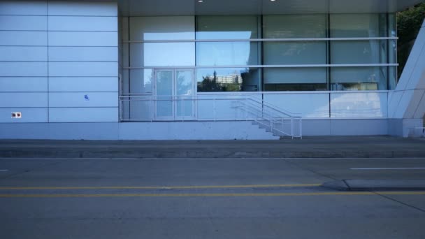 Blanco Contemporáneo Trasero Entrada Edificio Moderno — Vídeos de Stock