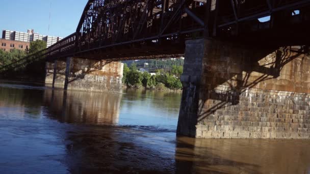 Rimpelingen Een Rivier Wassen Onder Een Roestige Stalen Spoorwegbrug — Stockvideo