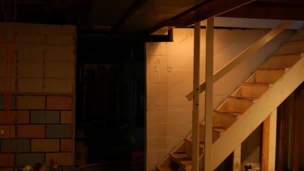 住宅の未完成の地階でカメラのパン — ストック動画