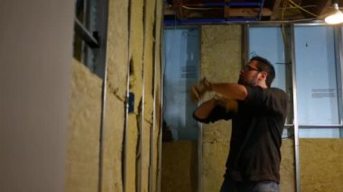 Goofy yüklenici şantiye bitmemiş Bodrum katında dans