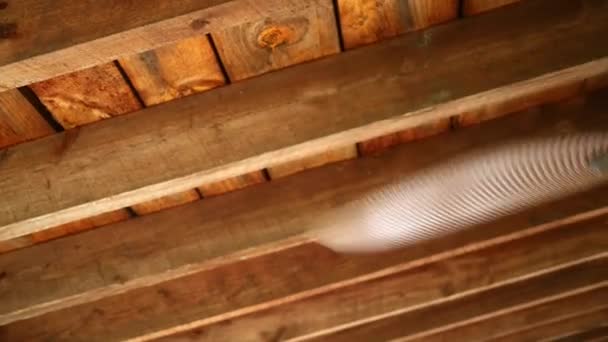 Ein Brauner Veranda Ventilator Dreht Sich Auf Der Rustikalen Terrasse — Stockvideo