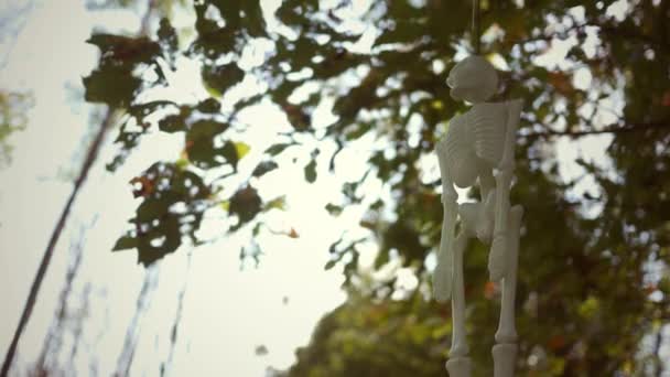 Een Skelet Zwaaiend Wind Buurt Van Halloween Tijd Herfst — Stockvideo