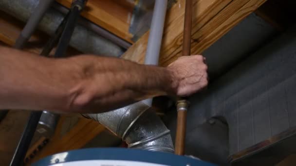 Человек Выключает Воду Своем Доме Выходя Отдых Концепции — стоковое видео
