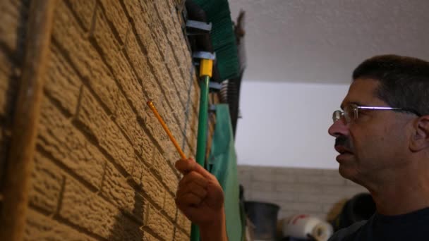 Blanc Mâle Inspecte Son Mur Sous Sol Découvre Des Fissures — Video