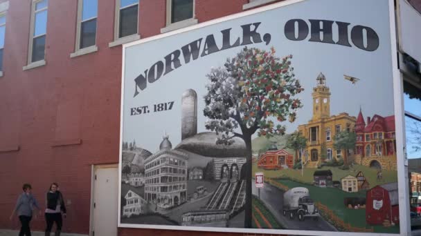 Zwei Frauen Laufen Einem Herbstlichen Nachmittag Norwalk Ohio Herum — Stockvideo