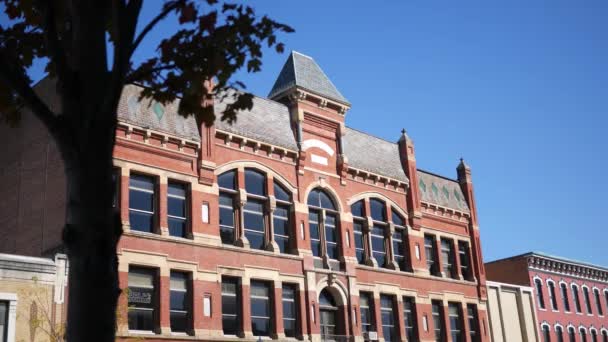 Una Toma Establecida Edificio Ladrillo Rojo Calle Principal Ciudad Americana — Vídeos de Stock