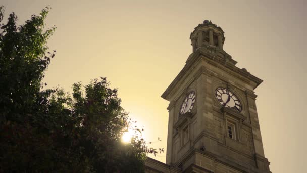 一座小城镇钟楼的电影黄昏拍摄 — 图库视频影像