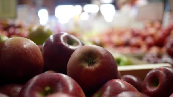スーパー マーケットで赤い美味しいリンゴのショットを閉じる — ストック動画