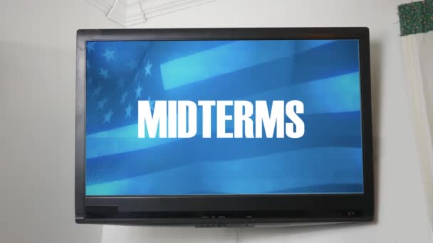 中間選挙についてのメッセージを表示するテレビ — ストック動画
