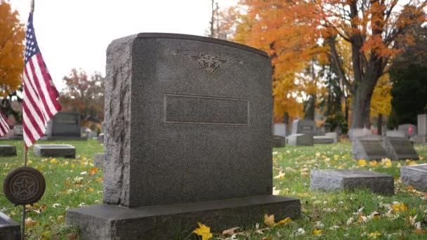 Marqueur Tombe Générique Dans Cimetière Automne Vétéran Avec Drapeau Alt — Video