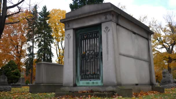 Mausoleo Genérico Cementerio Otoño Durante Tarde Noviembre — Vídeos de Stock