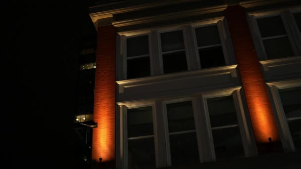 Σειρά Σπίτια Στο Κέντρο Της Αστικής Περιοχής Μοντέρνο Φωτισμό Νύχτα — Αρχείο Βίντεο
