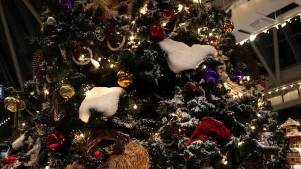 Uma Grande Árvore Natal Lobby Escritório Interior — Vídeo de Stock
