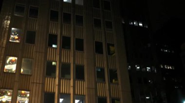 Karanlık bir apartmanın çevresinde gece Noel zamanda