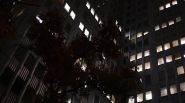 Geceleri krom gökdelen görüntüsünü oluşturma