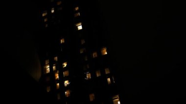 Bir apartmanda gece şehir merkezinde ışıkları