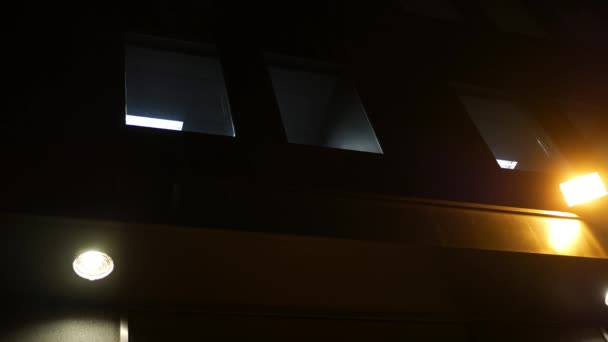 二层楼建立金融机构黑暗窗口的镜头 — 图库视频影像