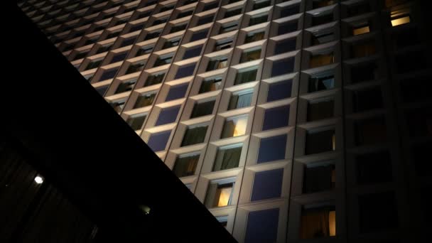 从低角度看一个晒黑酒店建筑的夜间树立镜头 — 图库视频影像