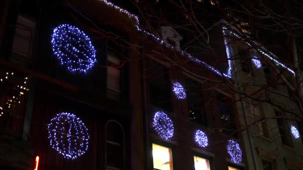 Karanlık Şehir Alanında Gece Noel Sırasında Çekim Gece Satır Evlerin — Stok video