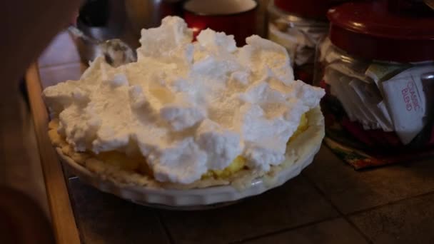 感謝祭のためのココナッツ クリーム パイを準備 — ストック動画