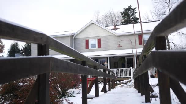 Eine Winterliche Einspielung Eines Zweistöckigen Landhauses Einem Kalten Morgen — Stockvideo