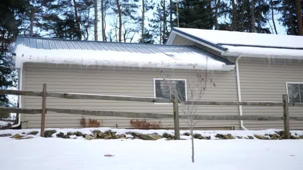 Colpo Istituente Garage Vista Laterale Durante Pomeriggio Invernale Freddo — Video Stock